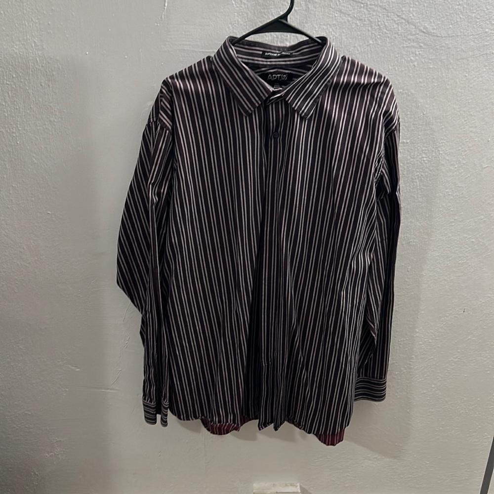 Apt. 9 purple/burgundy long sleeve dress shirt. Super soft 100% cotton